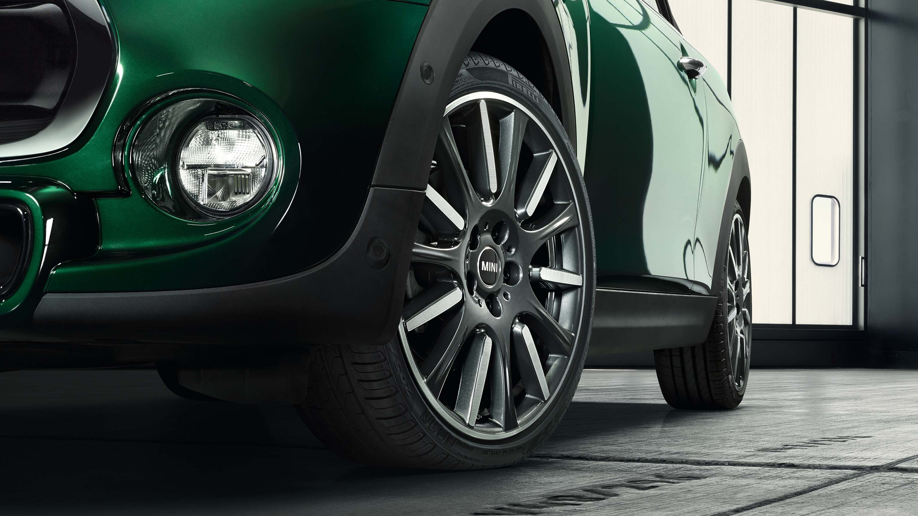 MINI 3-door Hatch – green – wheels and tyres